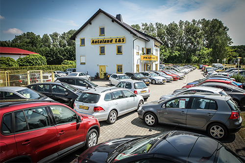 Blick auf das Gelände des Autohaus LS in Cottbus - Bürogebäude und Parkplatz mit vielen Gebrauchtwagen