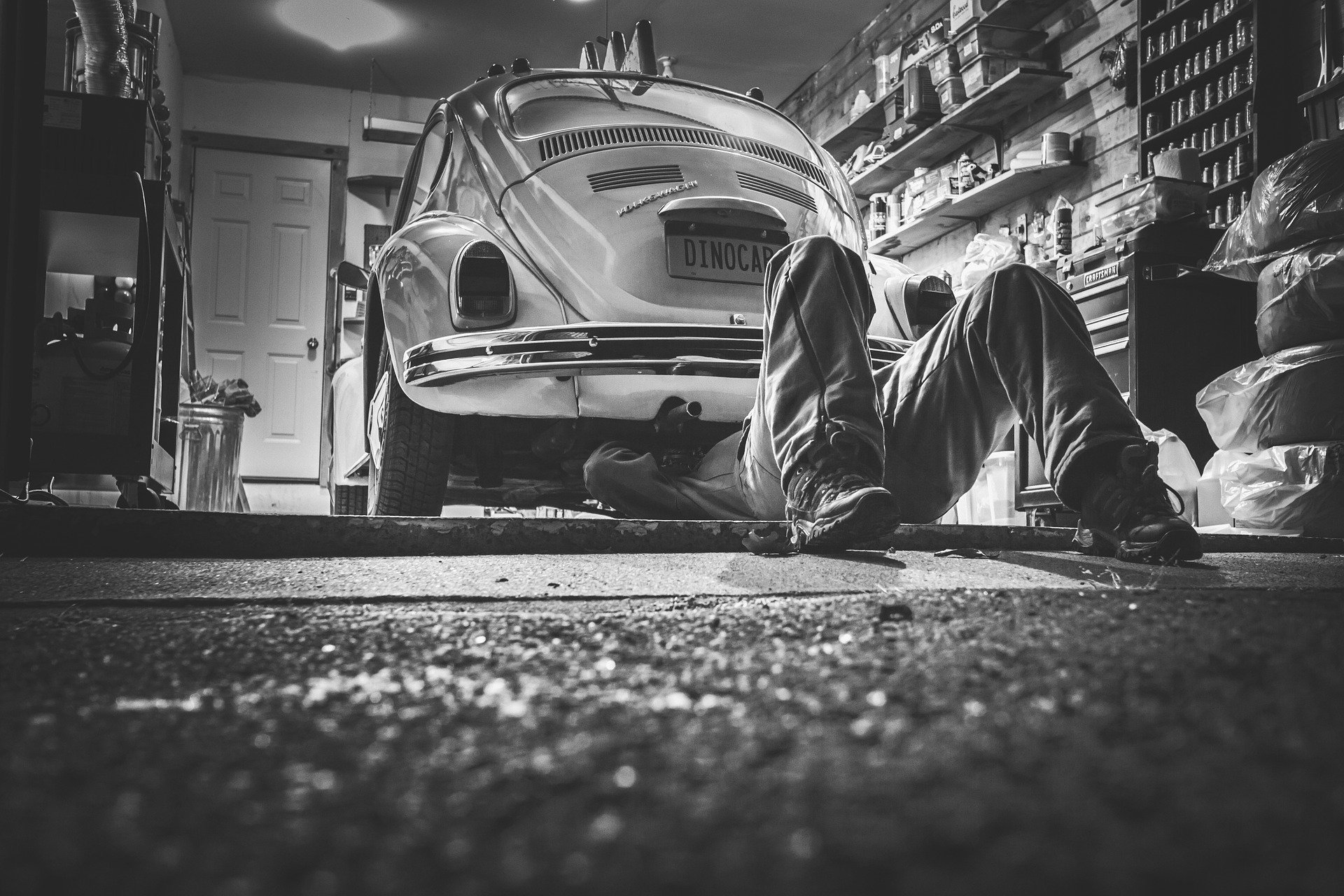 Mechaniker repariert VW Käfer